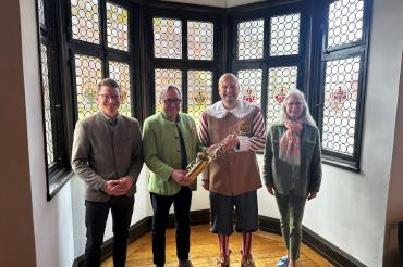 Dr. Joachim Herzog (zweiter v. links) übergibt gemeinsam mit seiner Ehefrau Anne Herzog Stadtkapellmeister Oliver Körner (zweiter v. rechts) und Oberbürgermeister David Wittner (erster von links) ein nahezu neuwertiges Altsaxophon aus seinem Privatbesitz für die Knabenkapelle Nördlingen.