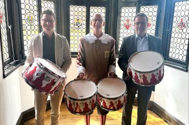 Prof. Dr. Markus Glück, derzeitiger Präsident des Rotary Clubs Nördlingen, übergibt vier Trommeln an Michael Fischer (Leiter des Trommlerkorps) und Oberbürgermeister David Wittner.
