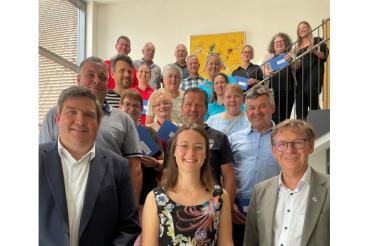 Die Gewinner der Flursäuberungsaktion „Der AWV räumt auf!“ zusammen mit (vordere Reihe von links): Landrat Markus Müller (Landkreis Dillingen), AWV-Werkleiterin Emma Christa und dem Donau-Rieser Landrat Stefan Rößle. 