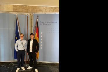 Hier sieht man Johannes Steinmeyer (links) und Daniel Ziegelbauer (rechts) im Bundesministerium der Finanzen.