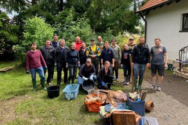 Hier sieht man die Freiwilligen bei den Aufräumarbeiten in Zusum.
