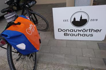 Hier sieht man ein Fahrrad beim Anradeln-Start vor dem Donauwörther Brauhaus.