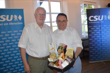 Hier sieht man Nördlingens Alt-Bürgermeister Paul Kling (l.) und MdB Ulrich Lange beim Treffen der Donau-Rieser CSU.