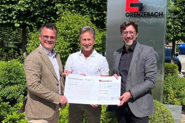 Im Bild von links nach rechts: Jürgen Sorré (Oberbürgermeister der Stadt Donauwörth), Martin Oberman (Vorstand des Vereins „Kinder wollen leben, spielen, lachen!“), Reinhold Rückel (Standortleiter Grenzebach Maschinenbau GmbH)