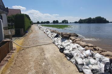 Bis auf wenige Meter war das Wasser bereits an den Ortsrand herangerückt.