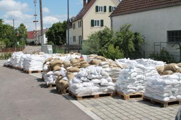 Hier sieht man Sandsäcke zum Hochwasserschutz.