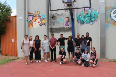 Hier sieht man Nördlingens Oberbürgermeister David Wittner mit jugendlichen Graffitikünstlern von der neuen Graffiti-Wall.