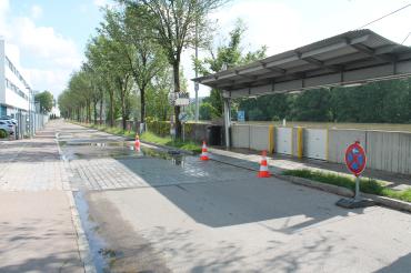 Hier sieht man ein kleines Loch im Airbusdamm.