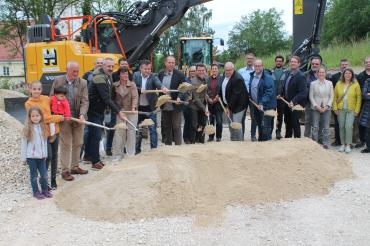 Hier sieht man den Spatenstich zum Projekt Dorferneuerung in Schmähingen.