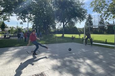Im Pausenhof des THG Nördlingen gibt es mit dem neuen Fußballtor eine weitere Attraktion für die Pausengestaltung. 
