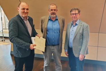 Auf dem Bild v.l.n.r.: Archivpfleger und Jubilar Gerhard Beck, Dr. Thomas Engelke, Archivdirektor des Staatsarchivs Augsburg, Landrat Stefan Rößle.