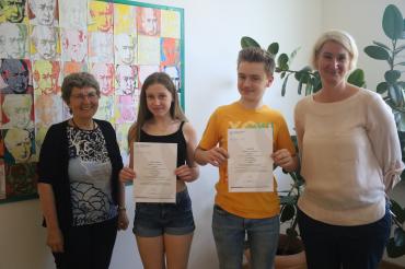 Schulleiterin Dr. Renate Rachidi (ganz links) und die Wettbewerbskoordinatorin Silke Knoll (ganz rechts) freuen sich mit Paulina Greiner und Julius Bast über die großartigen Erfolge beim Bundeswettbewerb Fremdsprachen.