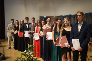 Einige Schülerinnen und Schüler des diesjährigen Abiturjahrgangs freuten sich zusätzlich zum überreichten Abiturzeugnis über Preise bzw. Ehrungen ihrer besonderen Leistungen.