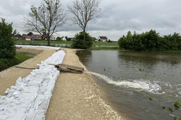 Hier sieht man den Behelfsdamm bei Auchsesheim.