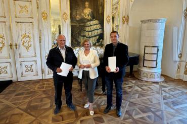 Auf dem Bild zu sehen (von links): Prof. Dr. Dr. Lothar Zettler, Regierungspräsidentin Barbara Schretter, Dominik Mendle.