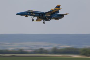 Hier sieht man einen Modell-Jet im Flug.