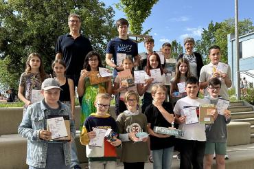 Schulleiterin Dr. Renate Rachidi (hinten rechts) und Mathematikfachschaftsleiter Jürgen Christ (hinten links) freuten sich mit den Preisträgern des diesjährigen Känguru-Wettbewerbs.
