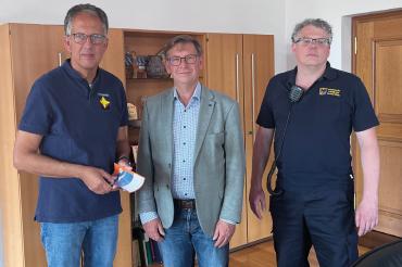 Diakon Thomas Rieger, Landrat Stefan Rößle und Diakon und Feuerwehrmann Oliver Stutzky. Rieger und Stutzky sind mit ihren Teams für die psychosoziale Notfallversorgung zuständig.