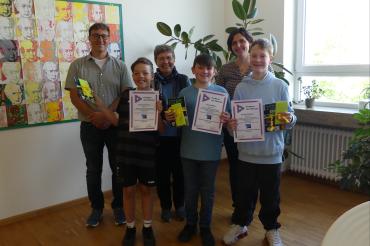 v.l.n.r.: Jürgen Christ (Fachbetreuer Mathematik), Theo Bachmann, Dr. Renate Rachidi (Schulleiterin), Luca Stadler, Lena Pollak (betreuende Lehrkraft) und Sergey Kobelev bei der Preisverleihung