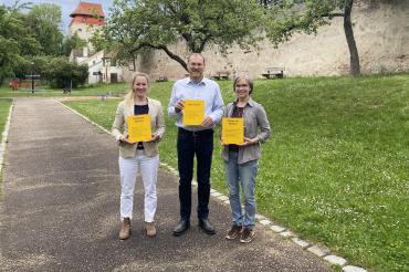 V.l.n.r. 1. Vorsitzende des Verschönerungsvereins Nördlingen Barbara Wunder, Apfelexperte Ralf Hermann Melber und 1. Vorsitzende des Historischen Vereins Andrea Kugler.