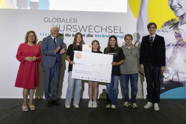 Hier sieht man die Moviebande mit Bundespräsident Steinmeier und Bundesentwicklungsministerin Schulze.