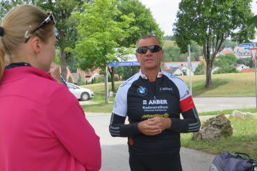 Karl-Heinz Feldner (Mitte) im Gespräch mit den Tour-Teilnehmern bei einer ähnlichen Tagestour