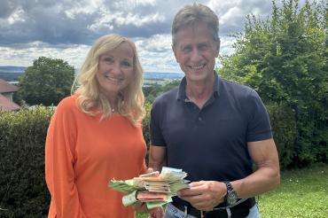 die Wemdingerin Karin Bader übergibt anlässlich ihres Geburtstags ein Spende an Martin Oberman.