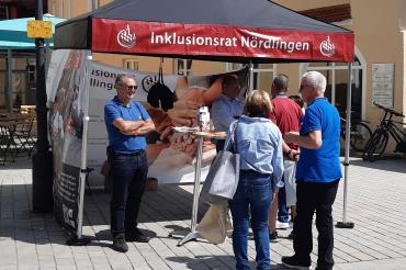 Hier sieht man den Informationsstand des Inklusionsrats Nördlingen auf dem Wochenmarkt.