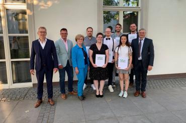 V.l.n.r.: Schulleiter Gerhard Kilian, Oberbürgermeister Jürgen Sorré, stellvertretende Landrätin Ursula Kneißl-Eder, neben ihr die Staatpreisträgerin Sina Müller, umgeben von den weiteren Absolventinnen und Absolventen der Technikerschule Donauwörth und von Konrad Fieger, dem Leiter der Technikerschule.