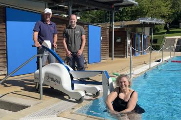 Neuer Schwimmbad-Poollifter für das Freibad Marienhöhe. V.l.: Martin Gruber, Michael Schmitz (REHA-Schmitz aus Nördlingen) und Susanne Meier, die sich als fleißige Stammschwimmerin besonders über den Lift freut.