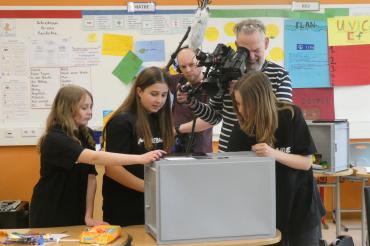 von links nach rechts: Emilie Sachnovski, Alina Bernt und Ronja Ruf unter den Augen eines Filmteams aus Berlin