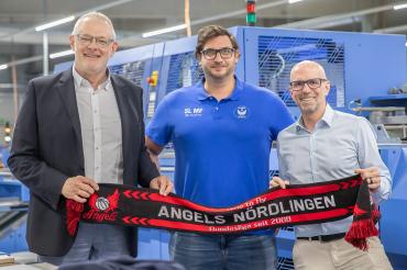 Michael Uhl (l.) und Ulrich Schaetzl (r.) präsentieren zusammen mit dem sportlichen Leiter Martin Fürleger (Mitte) die neue Partnerschaft.