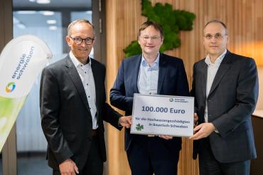 Stellvertretend für die Landkreise in Bayerisch-Schwaben, die das Hochwasser besonders schwer getroffen hat, nahm Dr. Hans Reichhart (Mitte), Landrat im Kreis Günzburg, die Spende von Helmut Kaumeier (links), Kommunalkundenmanagement energie schwaben, und Dr. Christian Blümm, Leiter Marketing und Unternehmenskommunikation energie schwaben, entgegen. Insgesamt spendete die Unternehmensgruppe 100.000 Euro für die schnelle und unkomplizierte Unterstützung von Betroffenen in der Region.