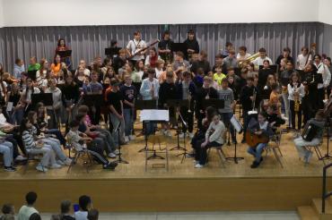 Abrundender Höhepunkt der Europawoche war die Aufführung der Europahymne von einem riesigen Orchester mit über 100 Mitwirkenden in der Aula des THG Nördlingen. 