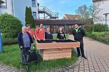 Auf dem Foto von links: Bewohnerin Rosa Epple, die Betreuerinnen Alexandra Herrmann und Coralie Richter, Seniorenheim-Leitung Sonjka Wurm-Blesak und Regina Kalteiß sowie Spender Simon Epple. Foto: Luitgard Hänsel