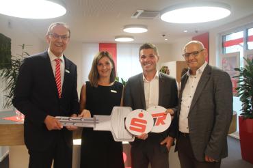 Auf dem Bild zu sehen (von links): Vorstandsvorsitzender der Sparkasse Donauwörth, Johann Natzer, Geschäftsstellenleiterin Asbach-Bäumenheim, Petra Michel, Geschäftsführer der Ulrich Reitenberger Bau GmbH, Ulrich Reitenberger und Bürgermeister Asbach-Bäumenheim, Martin Paninka. 