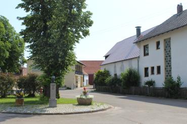 Am Werner-Egk-Platz in Auchsesheim wird auch mit einer Büste an den Komponisten erinnert. 