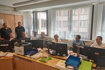 Ein Teil der Führungsgruppe Katastrophenschutz unter Teilnahme von Landrat Stefan Rößle (4. v.r.) und Regierungspräsidentin Barbara Schretter (3. v.r.).