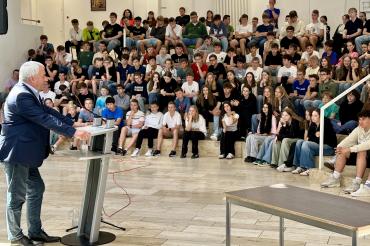 Das Bild zeigt Dr. Spaenle während seines Vortrags in der Aula der Realschule Heilig Kreuz.