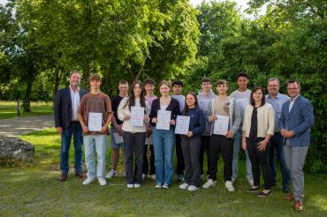 Direktor Wolfgang Mühldorfer, Oberbürgermeister Jürgen Sorré sowie die beiden Lehrer der Fachschaft „Politik und Gesellschaft“, Sarah Uhl und Ulrich Starrock, gemeinsam mit den Wahlhelfer*innen.
