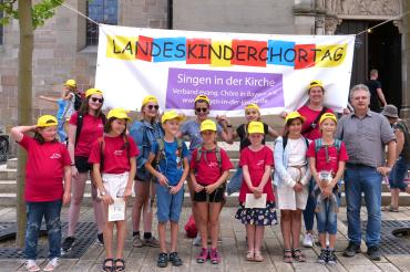 Das Bild zeigt die Abordnung der Nördlinger Kinderkantorei beim Landeskinderchortag 2022 in Heilsbronn.