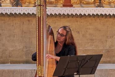 Feodora-Johanna Mandel mit ihrer Harfe.