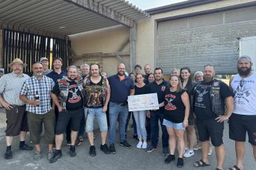 Die Metalheadz bei der Spendenübergabe.