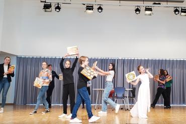 Die einzigartigen Tiefkühlpizzakreationen von Felixx von Gluck sollen in der Kombination mit Glückskeksen alle Kunden glücklich machen; das Stück "Hauptsache Glück" begeisterte das Publikum in der Aula des THG Nördlingen.