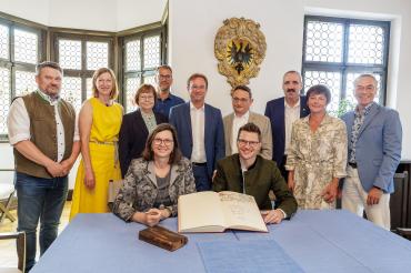 Landtagspräsidentin Ilse Aigner (sitzend links) hat sich bei ihrem Besuch in Nördlingen ins Goldene Buch der Stadt eingetragen.