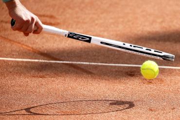 Hier sieht man einen Tennisball und Schläger.