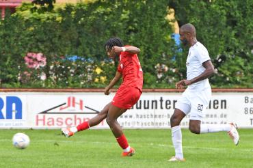 Hier sieht man Marc Sodji, der schneller als Sadio Dembele (Nr. 20) ist und das 1:0 erzielt.