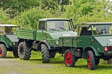 Hier sieht man mehrere Unimog.