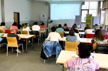 Referent und Teilnehmende eines gemeinsamen Vortragsabends des Technologie Centrums Westbayerns und der Unternehmerfrauen im Handwerk zum Thema: Wie erleichtert Künstliche Intelligenz/ChatGPT die Arbeit im Handwerksbetrieb?