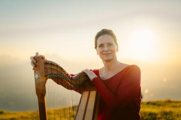 Ulrike Mommendey verzaubert mit ihrer Harfe und bringt für die Kinder ihre Quasselbande mit.